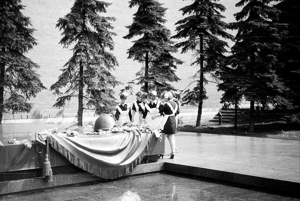 На Могиле Неизвестного Солдата после «Последнего звонка». Иван Второв, 25 мая 1981 года, г. Москва, Александровский сад, из архива Ивана Петровича Второва.