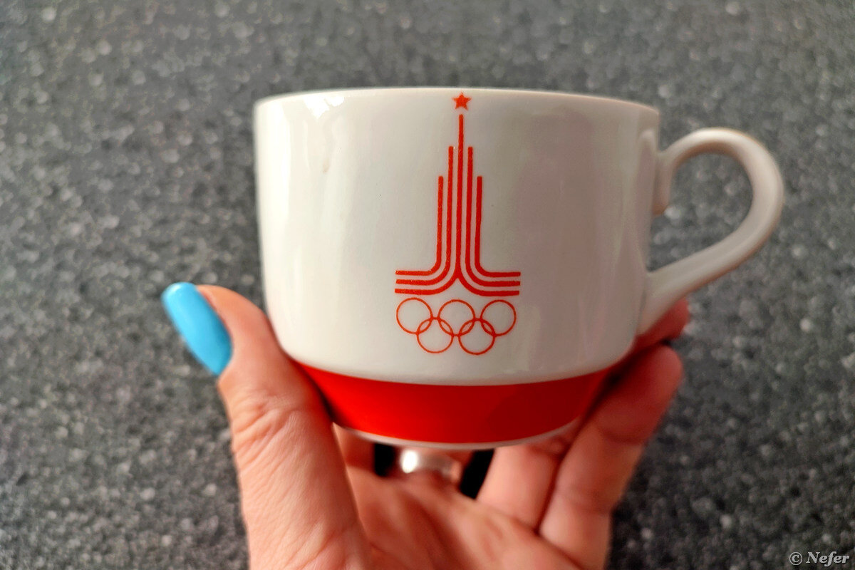 Чашка немка. Кружка с олимпийской тематикой. Немецкая чашка со свастикой.