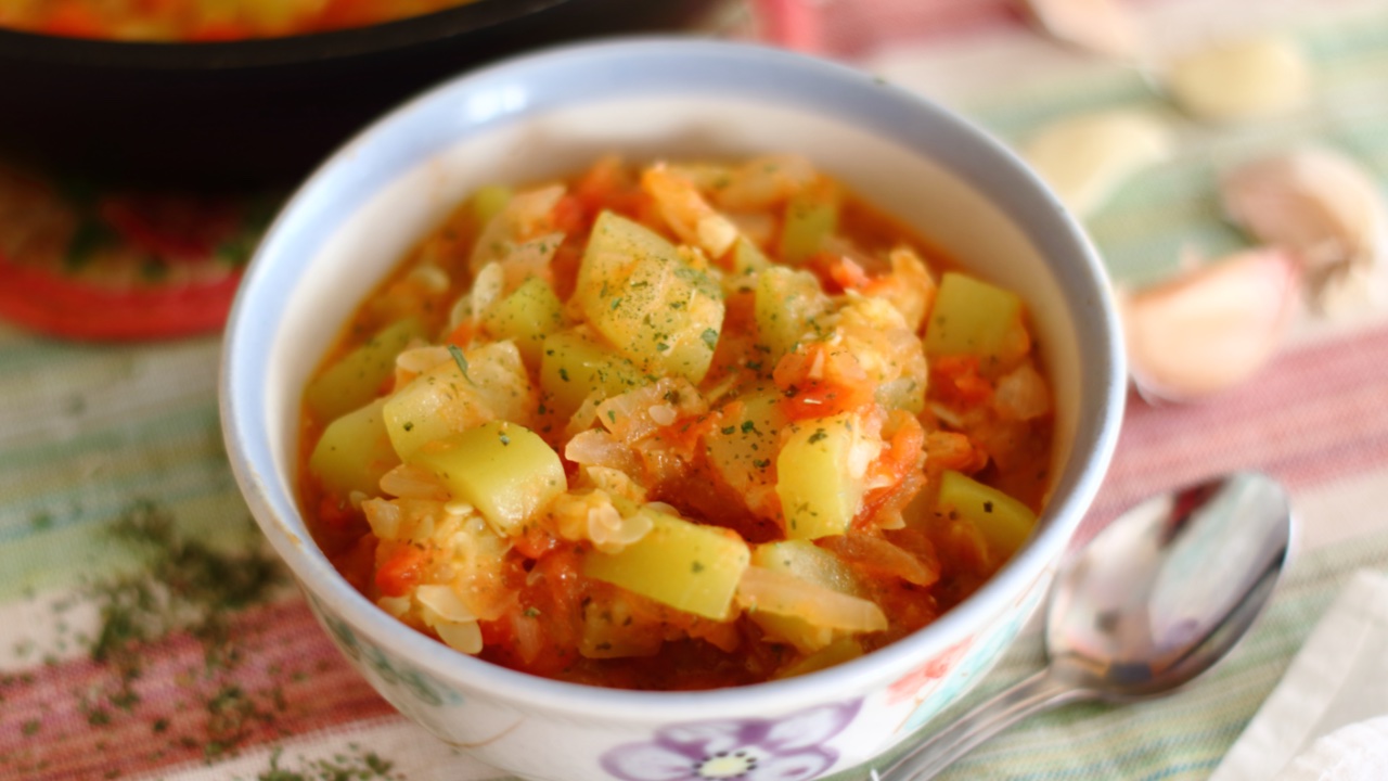 🥘 Тушеные кабачки с помидорами. Готовим вкусное и легкое летнее блюдо из  молодых кабачков и свежих томатов.