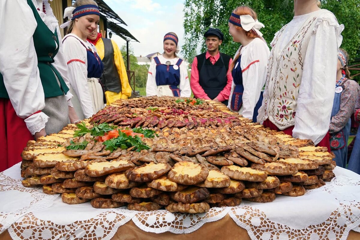 Село пирожок. Фестиваль карельской калитки. Фестиваль карельских пирогов калитка. Калитка Толмачи. Карельский праздник калитка.