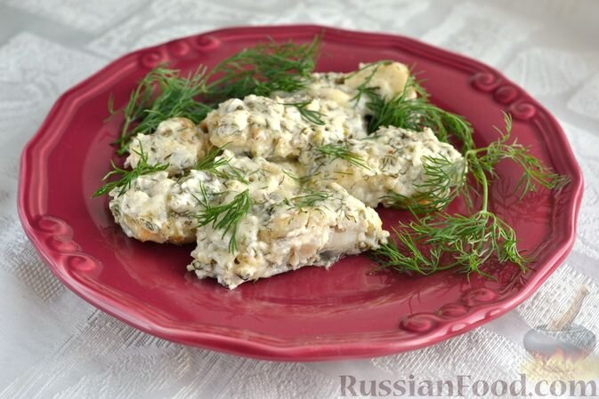 минтай, сметана, майонез, чеснок, приправа, перец чёрный молотый, соль, зелень укропа, лимон, масло оливковое