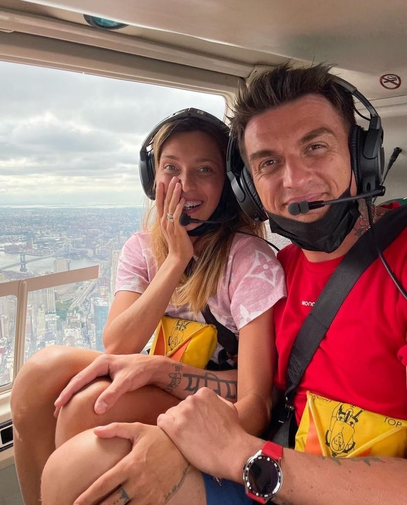 Беременная теледива отдыхает с семьей на Бали