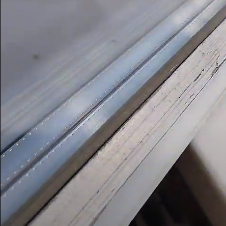 Между рамой и силиконовым герметиком появился зазор.