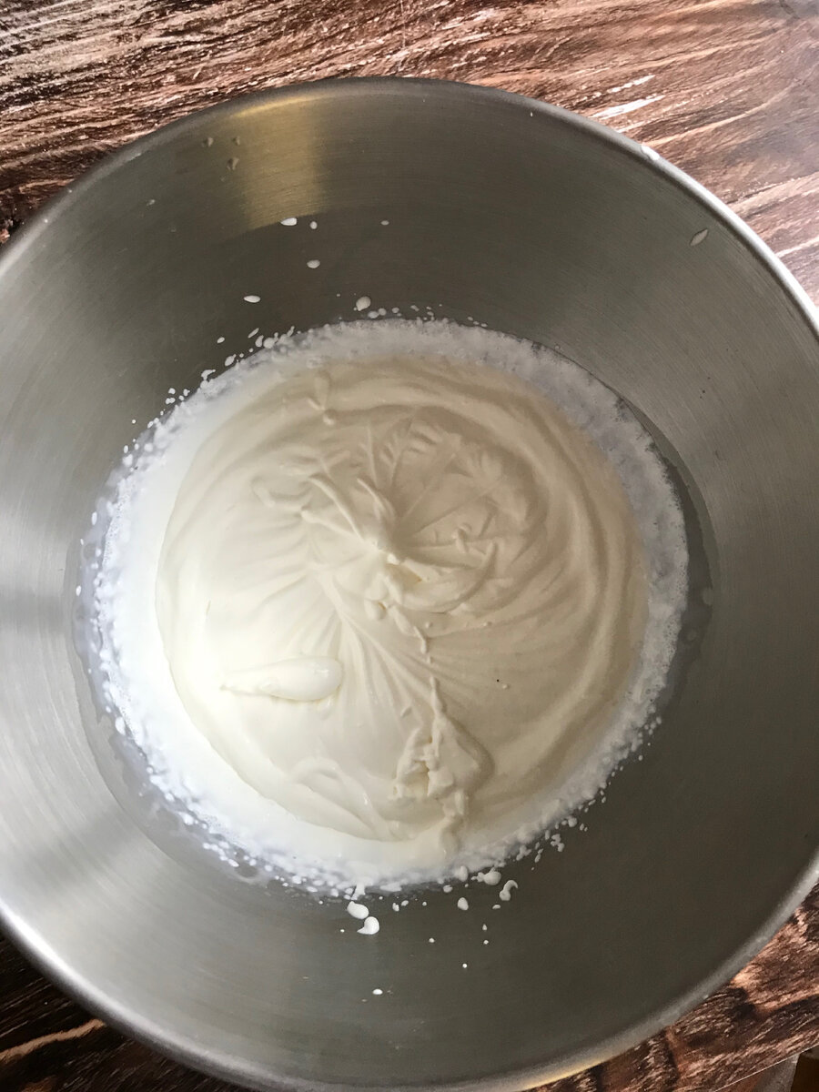 Охлаждённые сливки со щепоткой соли взбивать на средней скорости около 5 минут, затем тонкой струйкой добавить сгущенное молоко и ванилин, взбивать ещё минуты три на максимальной скорости. Не дольше, иначе сливки могут свернуться.