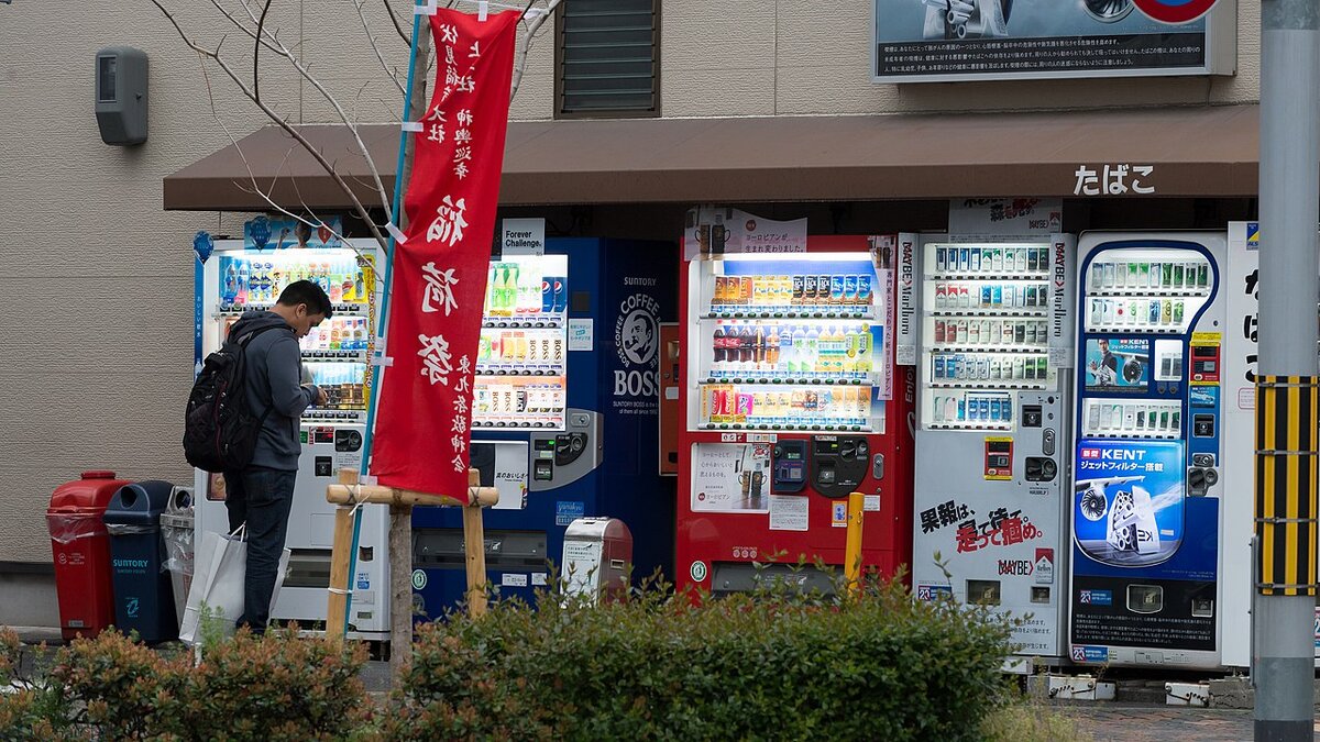 By David Chau. CC BY 2.0, https://commons.wikimedia.org/w/index.php?curid=76140238. Продажа табака в Японии, 2014 год