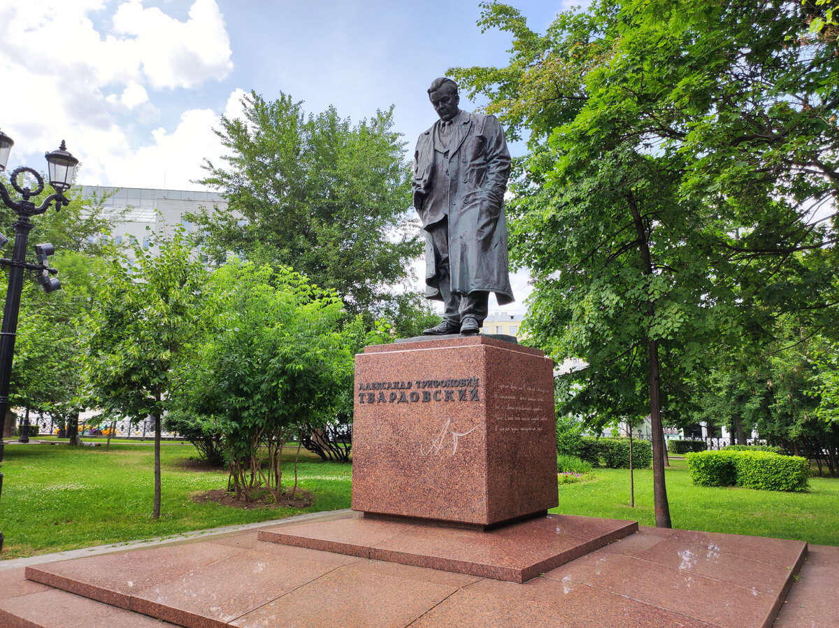 Памятник Александру Твардовскому в Москве. Источник — dzen.ru/pa_myatnik