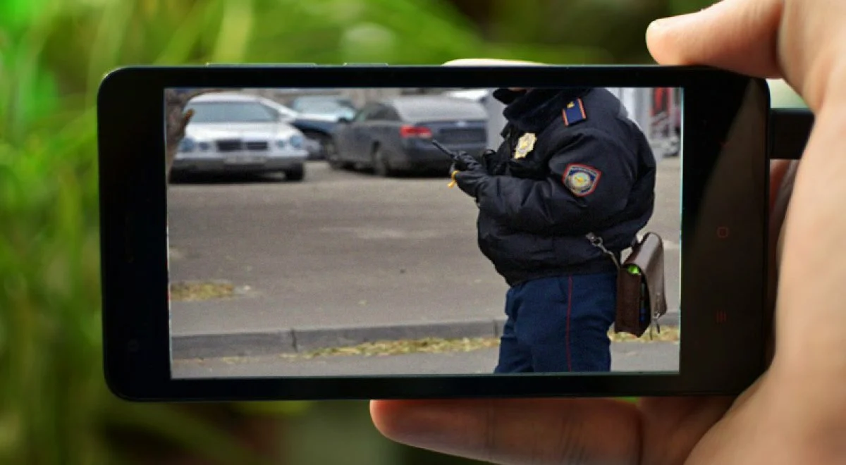 Съемки полиции. Видеосъемка в полиции. Полицейский фотографирует. Съемка сотрудников полиции.