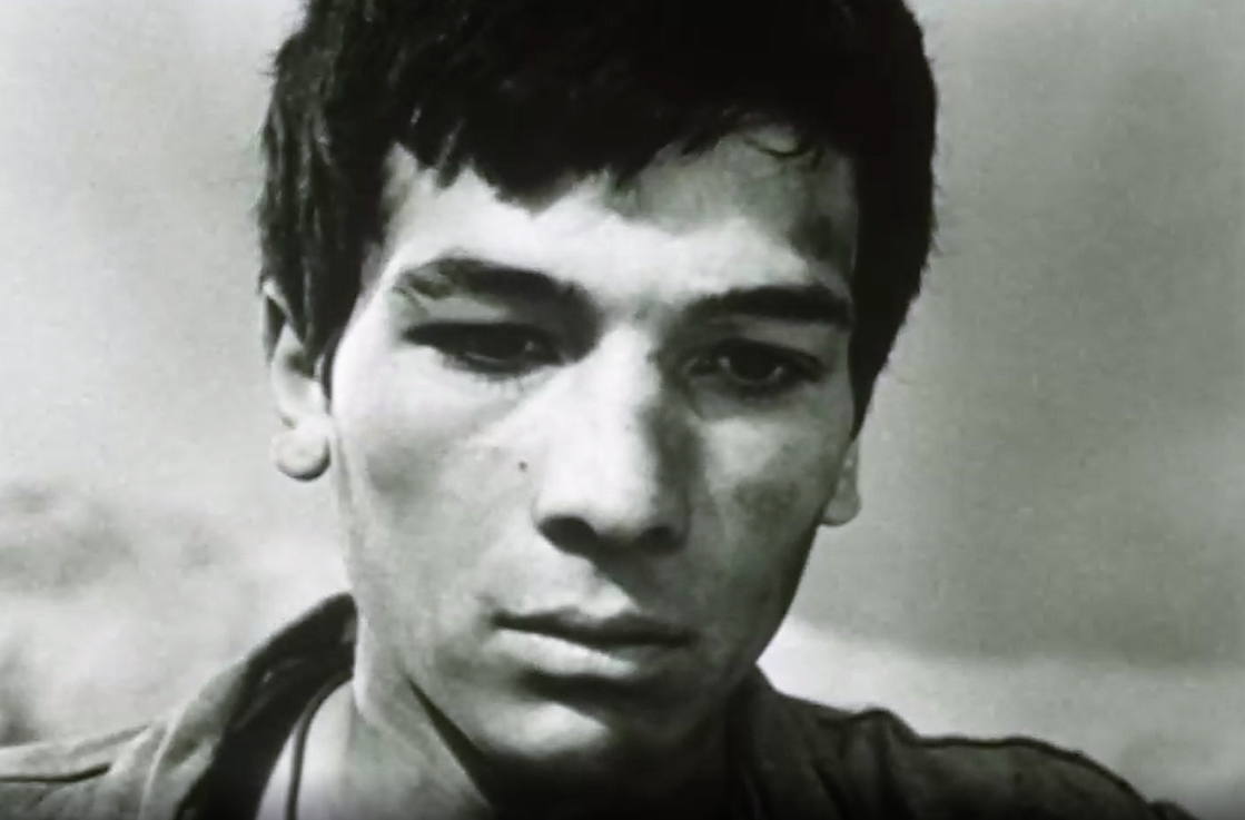 Дебют в кино актера Саида Пициева. Кадр из фильма "В семнадцать мальчишеских лет" (1985)