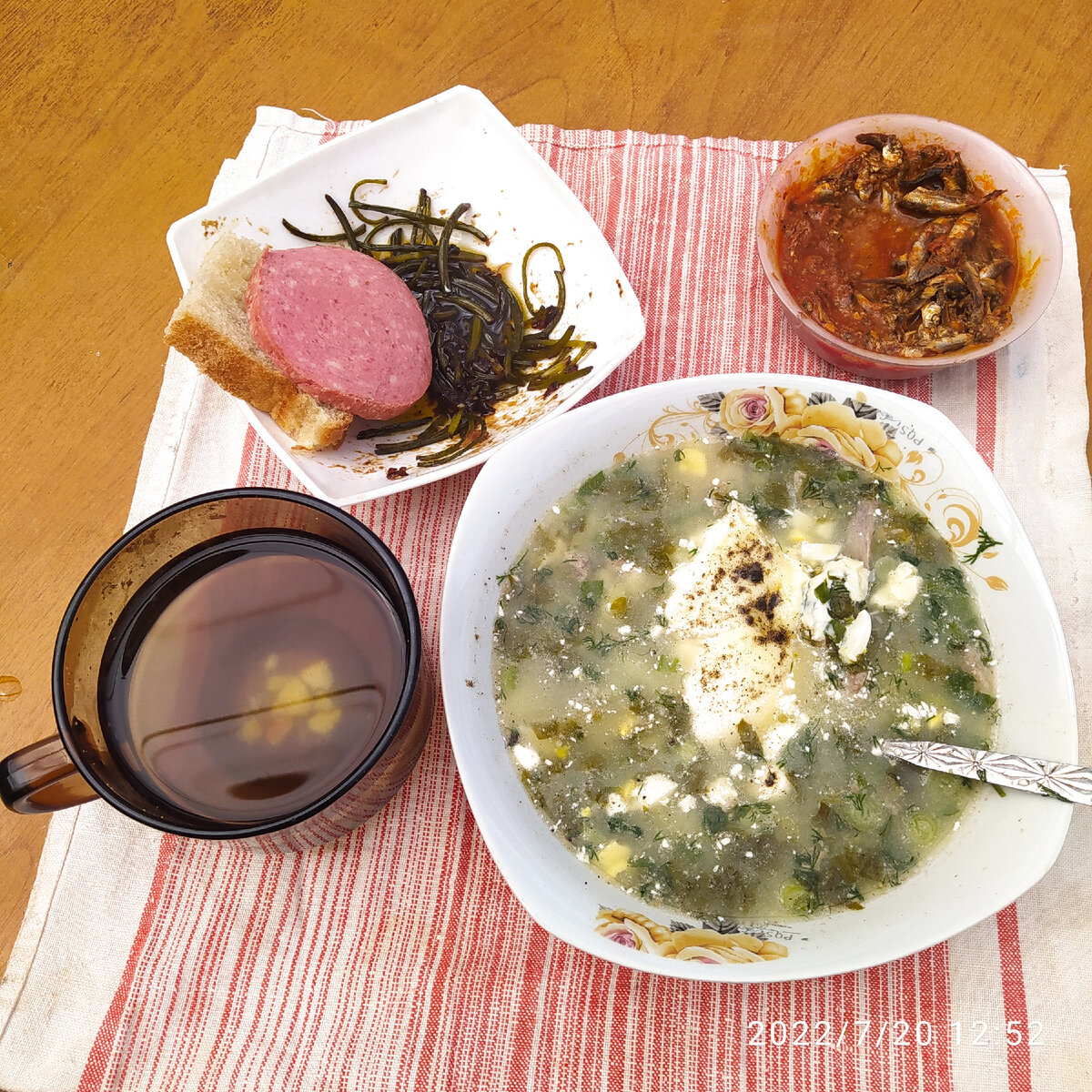 Суп с щавелем, чесночные стрелки и бутерброд, килька. Чай с имбирем и апельсиновым вареньем)