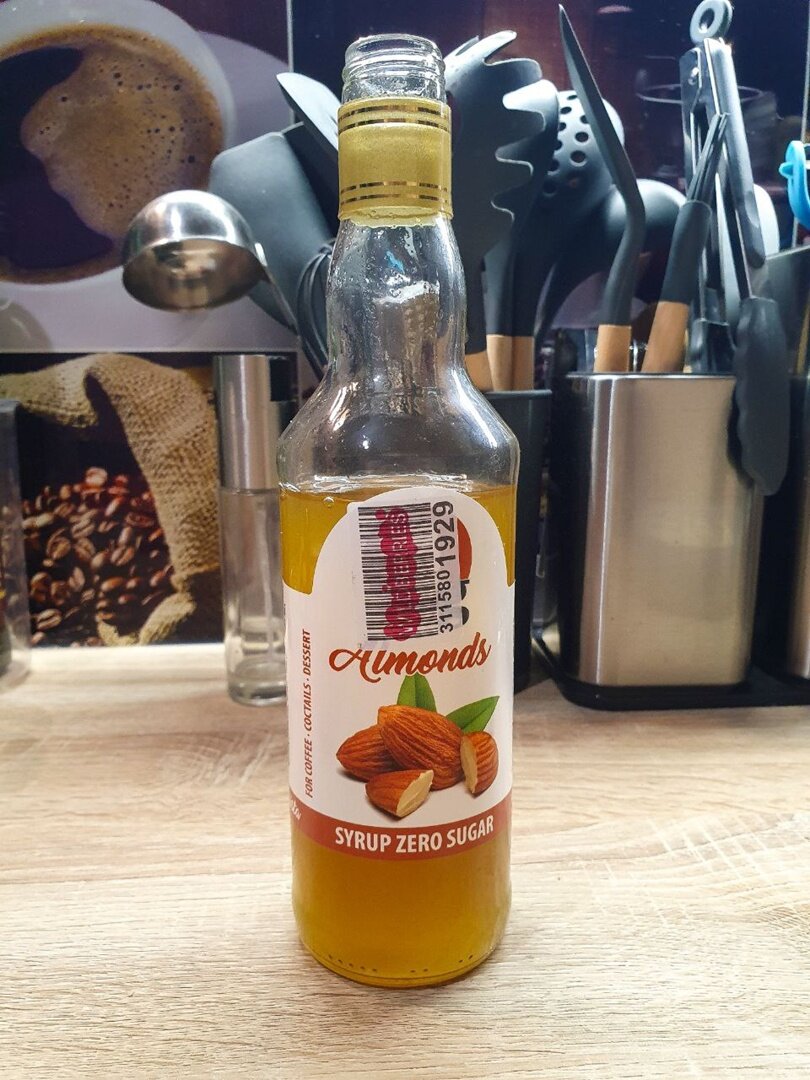 1. Ставим на плиту наш эритрит, разбавленный в нескольких ст.л. воды и выпариваем. Сперва будет выпариваться вода, но потом все это дело начнет "дымить" (советую включить вытяжку) и большие пузырики сменятся маленькими. Это значит, что чистой воды уже нет и остался только сироп. Выключаем плиту. 