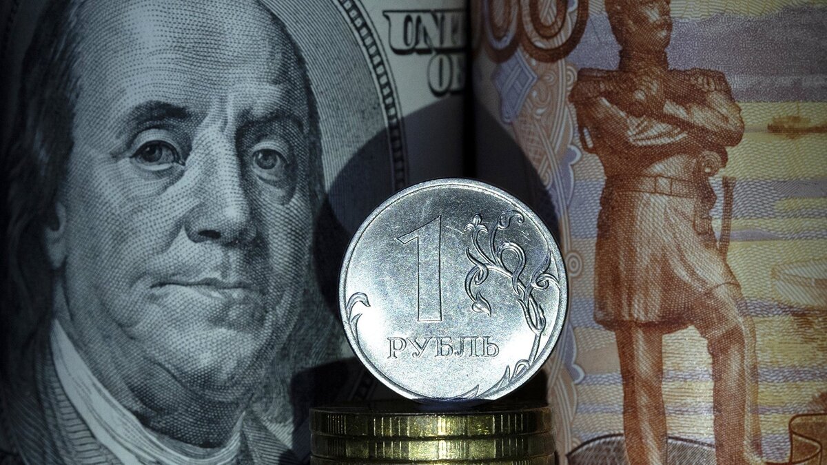    Денежные купюры и монеты.© РИА Новости . Максим Блинов