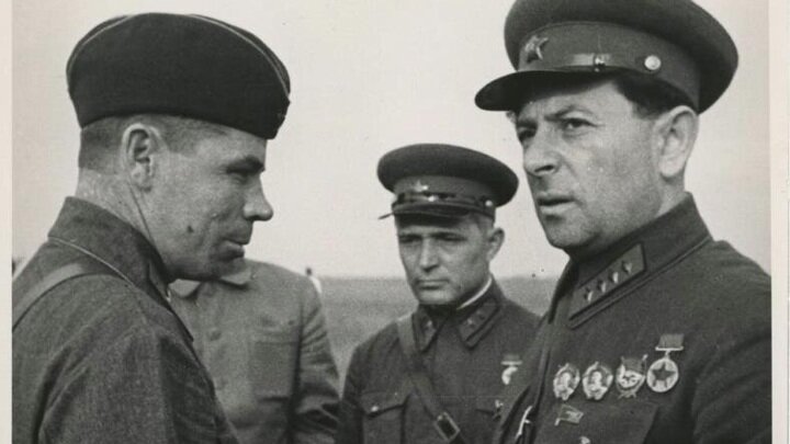 Представитель Ставки ВГК Мехлис (крайний справа).