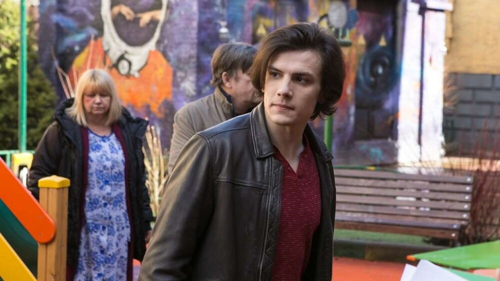 Кадр из сериала "Улица". Персонаж Соколов быстро и решительно спасает женщину от разбушевавшегося мужа.