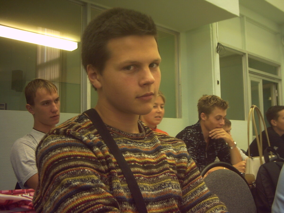 Таким я встретил Мишу в 2003-м: молодым, красивым, в кофте-паласе.