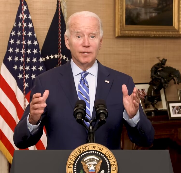 После определенного момента на видео обращения Джо Байдена, его выражения лица меняется, и он почти не моргает на протяжении более двух минут.