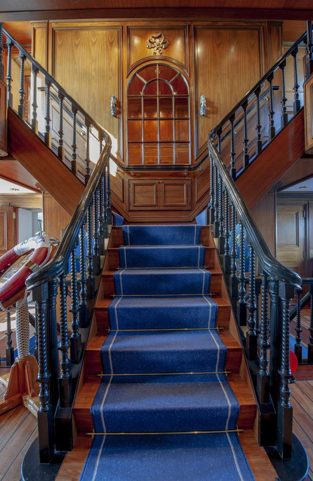  Лестница вверх из вестибюля на верхнюю палубу