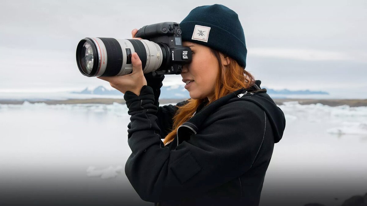    Canon EOS R может быть интересна фотографам, у которых уже есть коллекция зеркальных EF-стёкол. На фотографии можно увидеть опциональный батарейный блок. Фотография: canon.fr