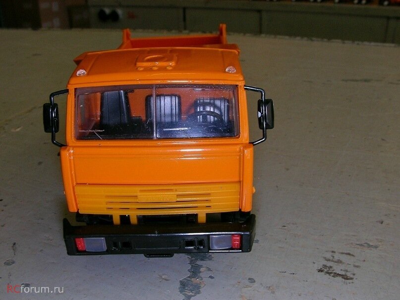 На данном фото, сделанном на Элеконе, Камаз 55111-005 в виде предсерийного прототипа. Внимания на себя обращают разве что мутные фары и необычно качественная покраска. 