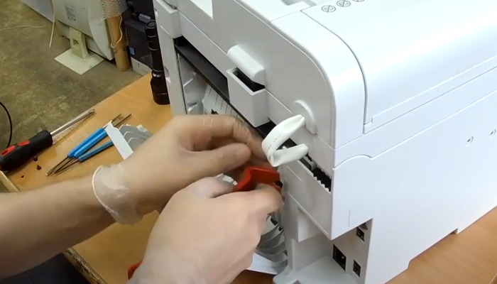 Фото 7. Лопаточкой для съема корпуса открываем защелки