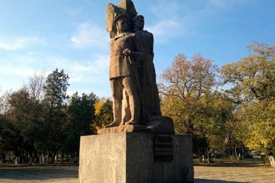     Монумент находится на Троицкой площади. Фото: управление культуры и искусства.