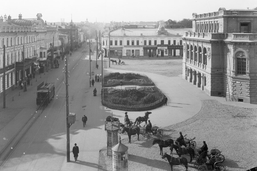 Театральная площадь на улице Большая Покровская. Нижний Новгород. 