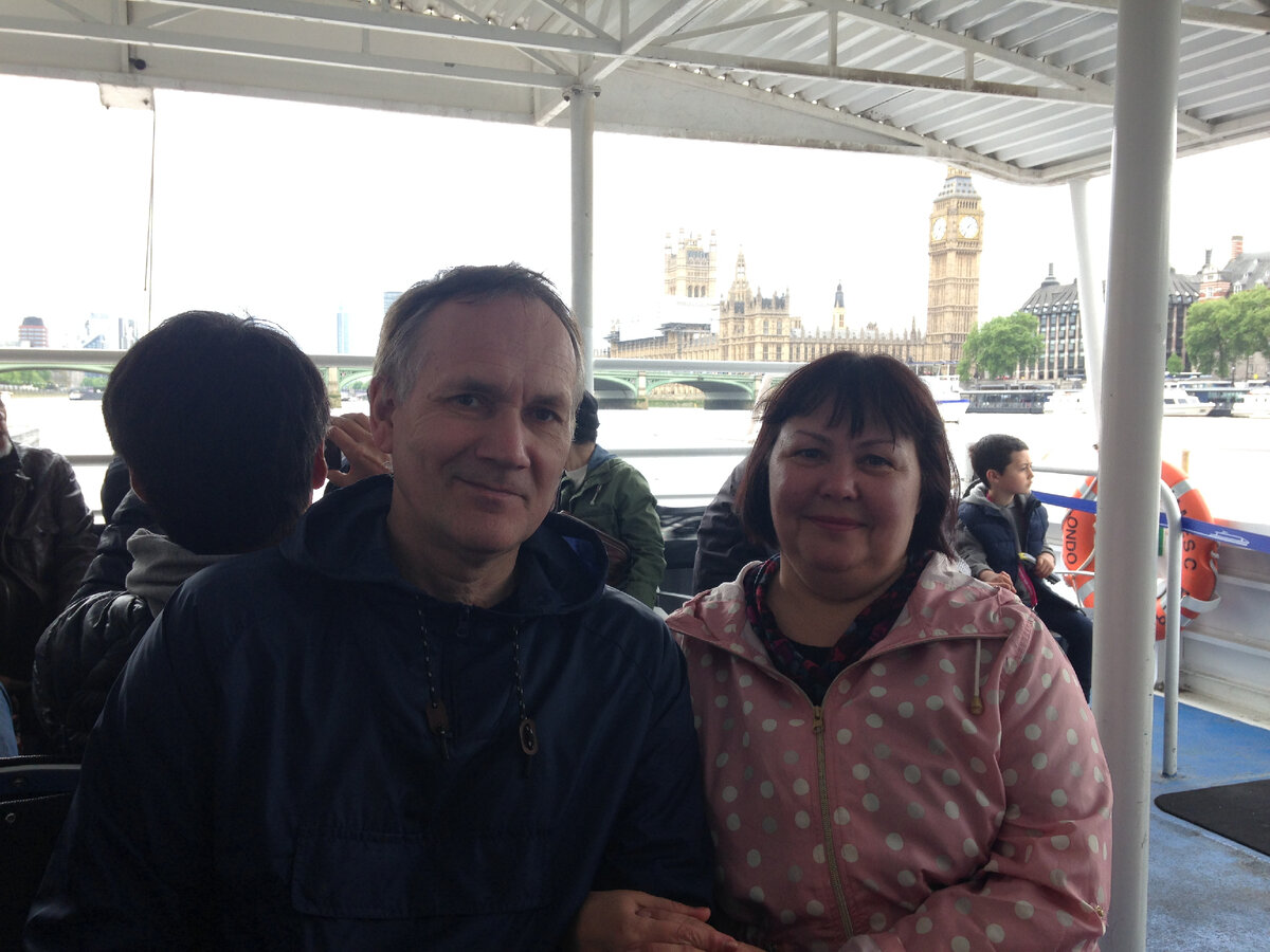 Это мы с супругом катаемся на пароходике по Темзе