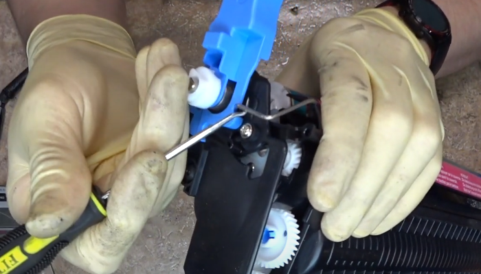 Фото 13. Немного срезаем пластмассу вокруг штифта