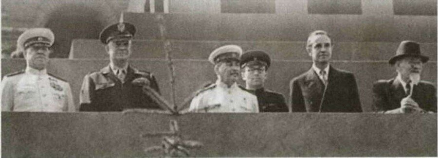Эйзенхауэр и Сталин на трибуне Мавзолея. Фото в свободном доступе