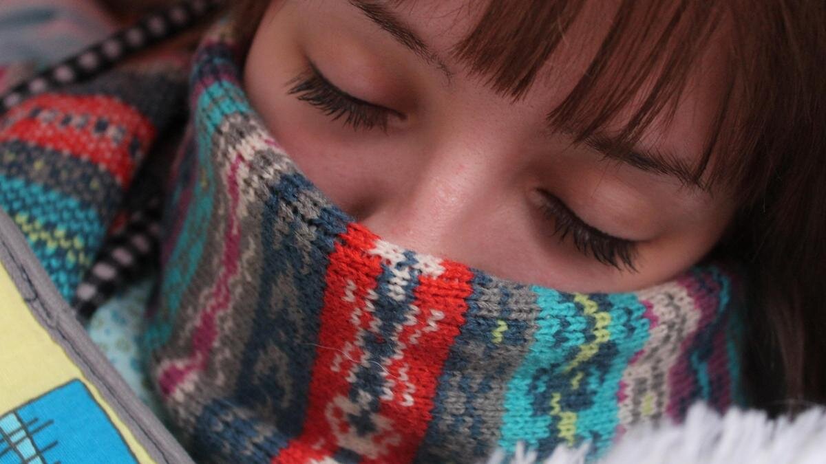    Больная девушка с шарфом:pexels.com