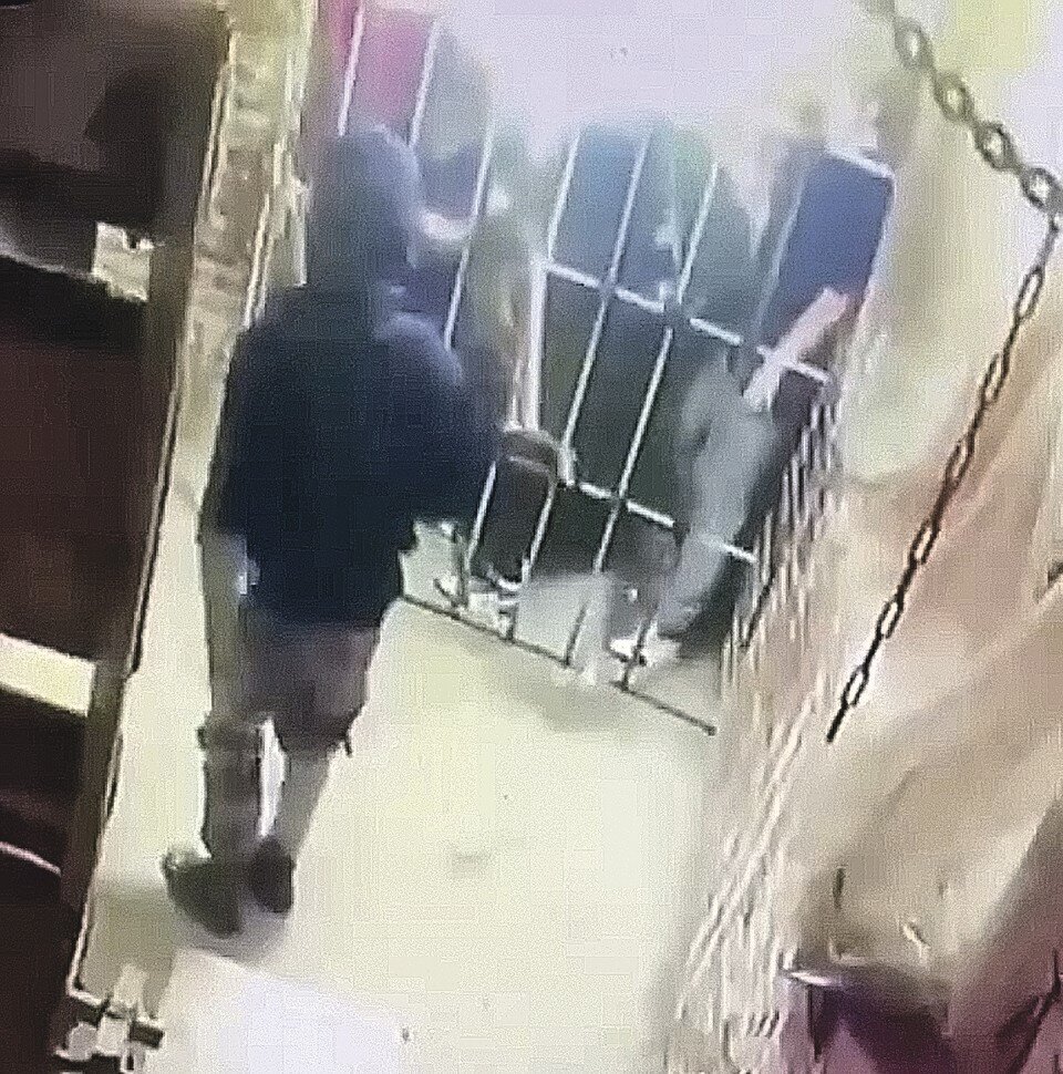     Людей загнали в клетку и устроили «пугалки» с газовой горелкой. И тут баллон загорелся... После чего уже в настоящей клетке в зале суда оказался актер, изображавший маньяка. Фото: Прокуратура Москвы