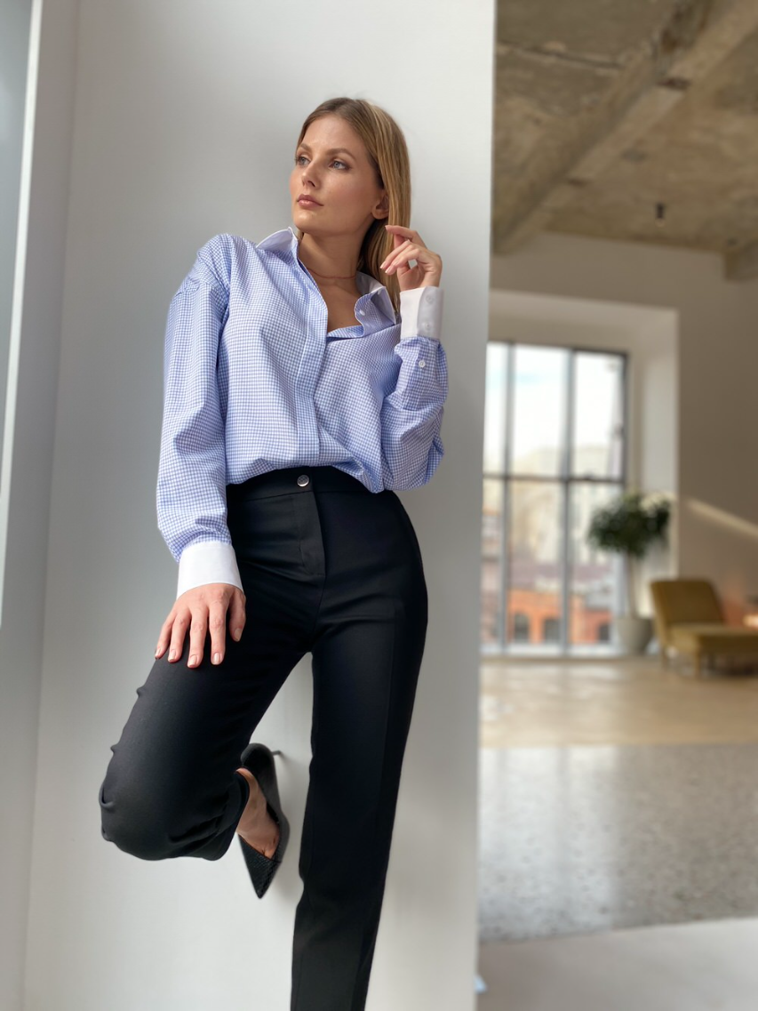 Голубая рубашка с принтом смотрится интересно и не так строго, как офисный вариант.