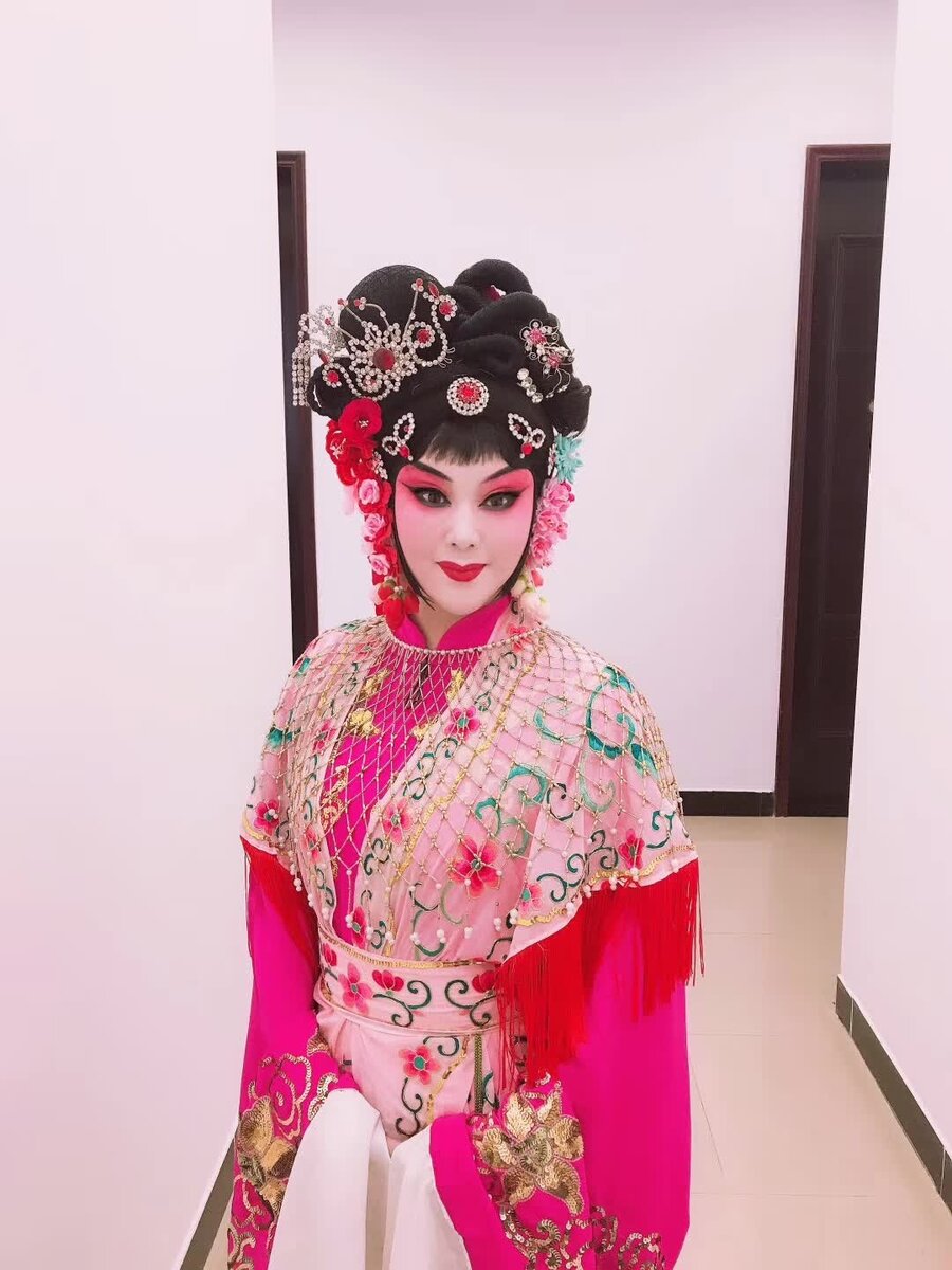 А вот здесь она уже сама облачена в служанку Хун)