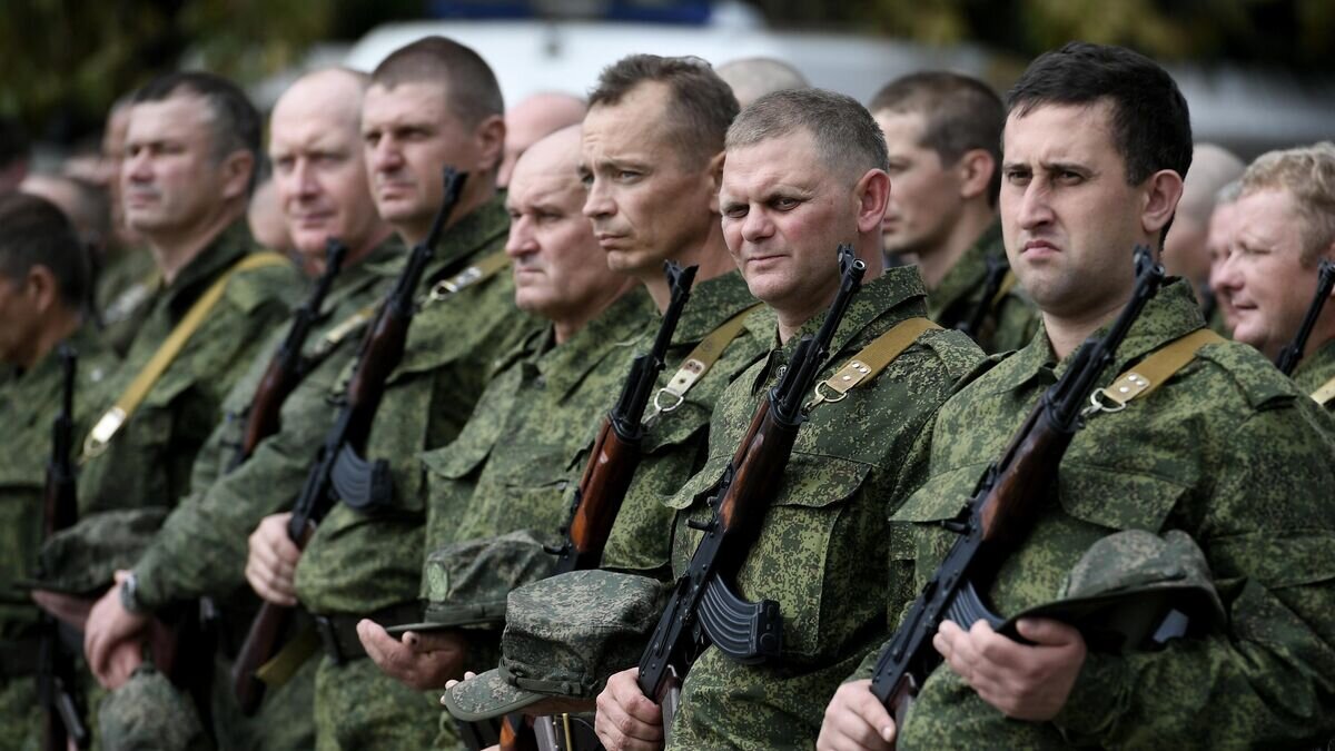    Мужчины, призванные на военную службу в ходе частичной мобилизации, на торжественной церемонии отправки для проведения курса подготовки и боевого слаживания подразделений© РИА Новости / Константин Михальчевский