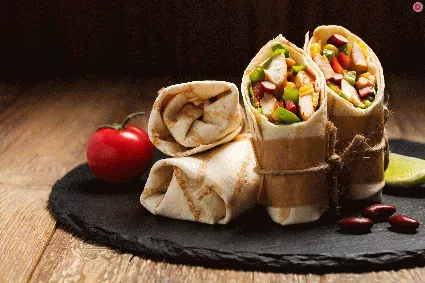 Лаваш можно оформить в виде рулета, выбрав для него начинку по своему вкусу и желанию.