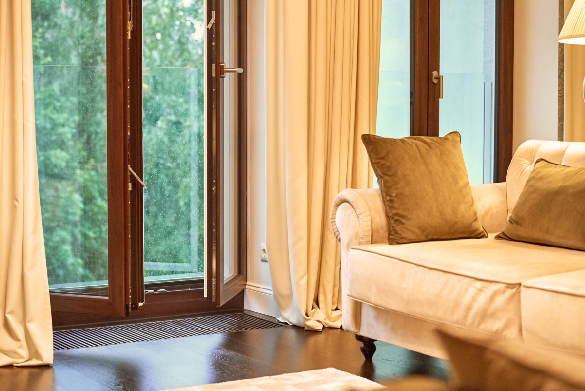 Дверь из ПВХ-профиля VEKA в интерьере