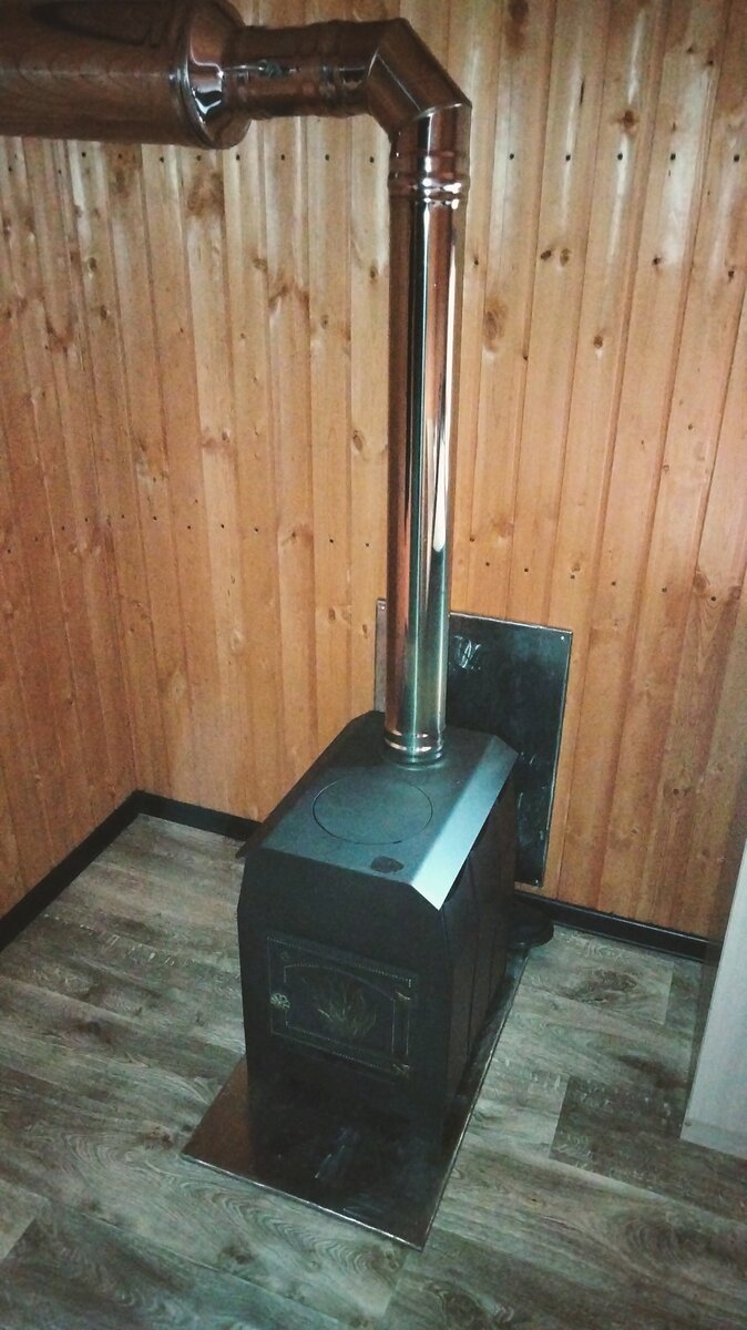 Ботинки успешно сохнут за печкой. 😊