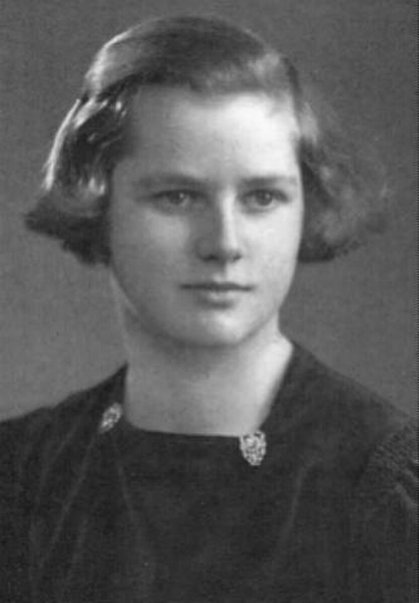 2 В 1938 году, в возрасте 12-13 лет https://upload.wikimedia.org/wikipedia/commons/f/f6/Margaret_Thatcher_aos_13_anos_de_idade.jpg