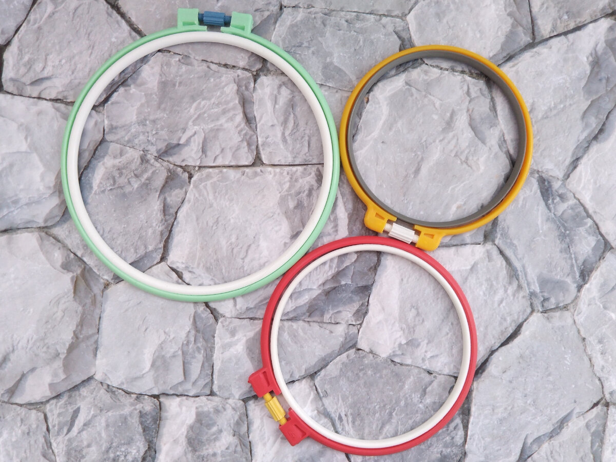 Нелюбимые пяльцы. Пластиковые пяльцы с закручивающимся замочком