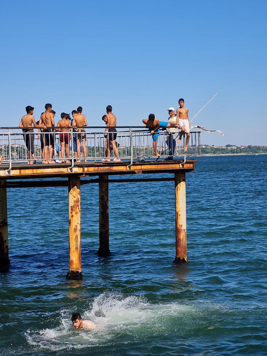  Стамбул. Дети на рыбалке старика. 