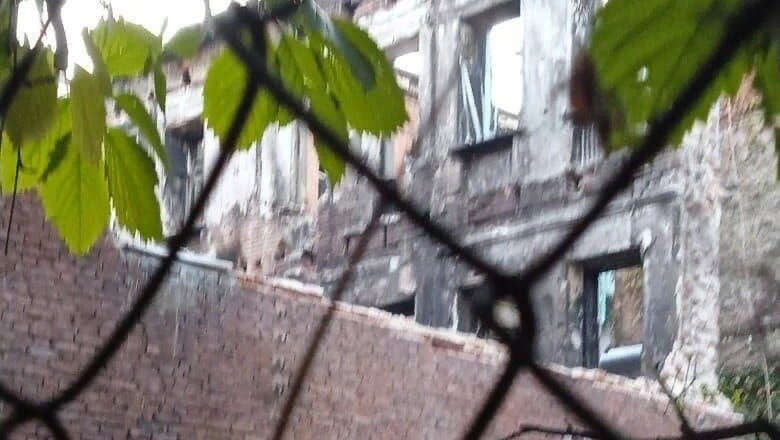     В Ростове на Суворова обрушилась стена сгоревшего дома, сообщают в социальных сетях очевидцы.