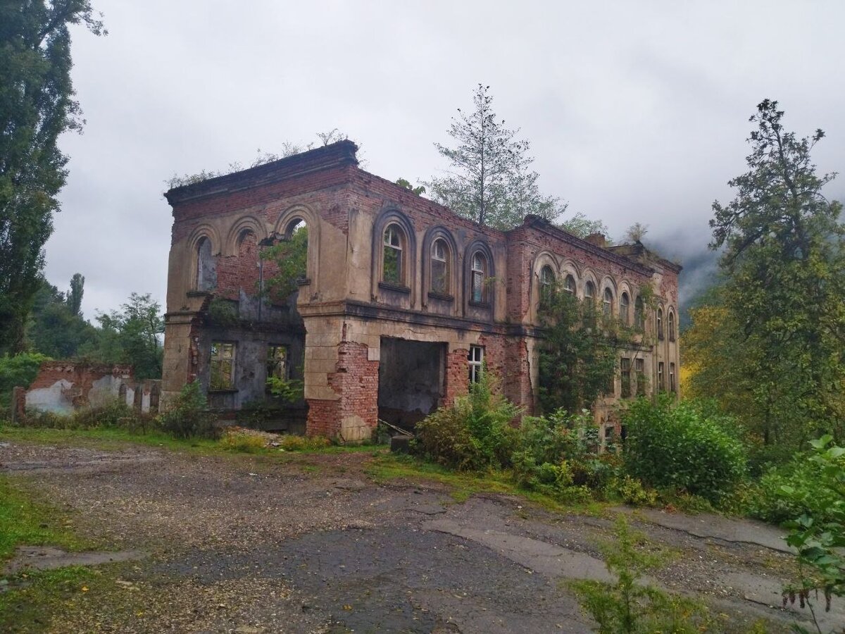 Заброшки, кладбища и старинные замки. Почему в этих местах опасная  энергетика? | Школа классической космоэнергетики DandarSchool | Дзен