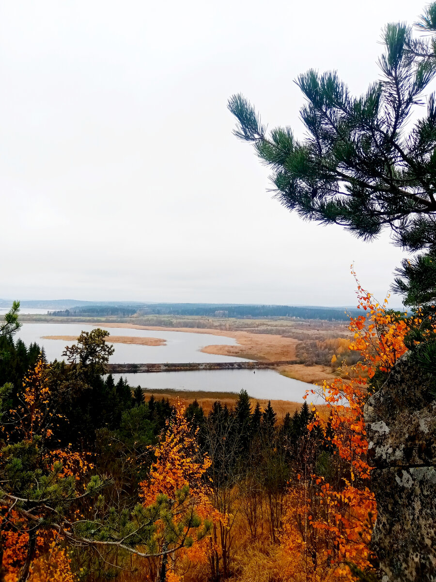Во-первых именно с Паасонвуори (вуори с финского  "гора") открывается наикрасивейший вид на реку Китенйоки (йоки с финского река)