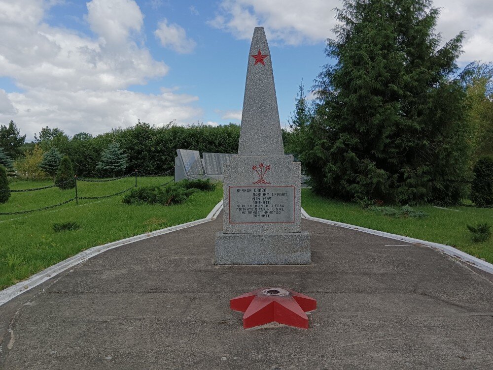 Памятник у-2 в мытищах. Памятник два крыла. Памятник самолет в волгограде. Памятник по 2. Мытищи центр города.