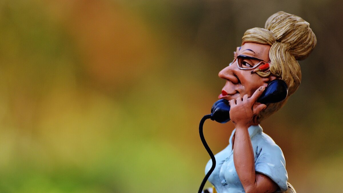     В Ростове пожилая женщина доверилась лже-сотруднику банка и потеряла 250 тысяч рублей, об этом сообщили в пресс-службе ГУ МВД по Ростовской области.