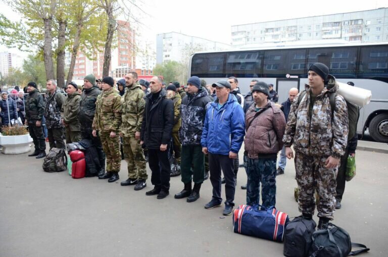    В Оренбурге 28 мобилизованных мужчин проводили в центр учебной подготовки Белов Михаил Александрович