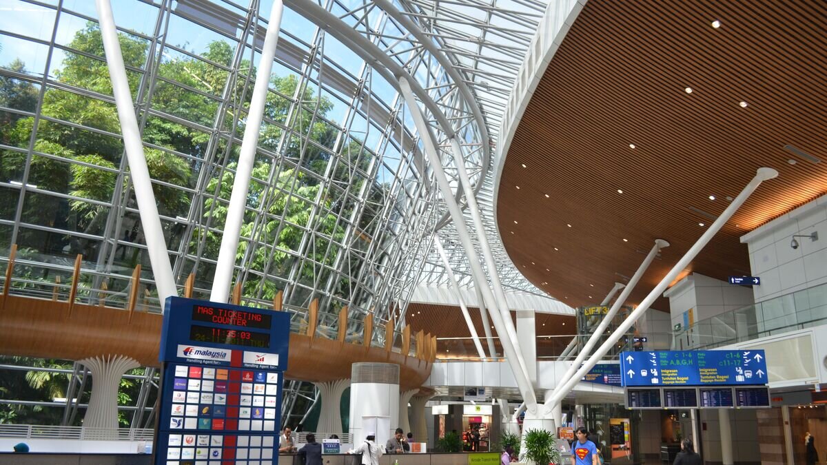    "Аэропорт в лесу, лес в аэропорту"© Flickr / eGuide Travel