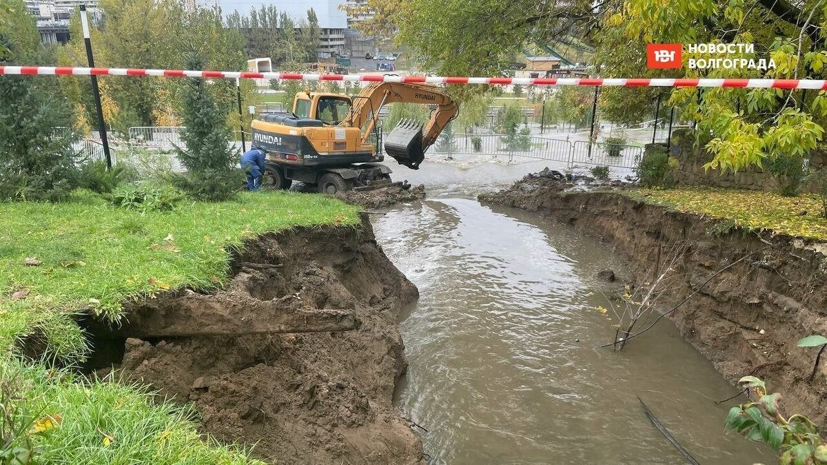     В сквере Пахмутовой, на правом склоне поймы реки Царицы в центре Волгограда, ночью 28 октября образовался огромный провал, заполненный нечистотами. На месте работают коммунальщики.