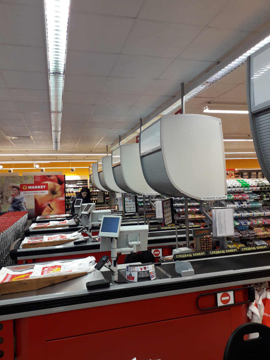 Продуктовый магазин сети "Т-Маркет" в гор.Карнобате. Утро. Начало рабочего дня.