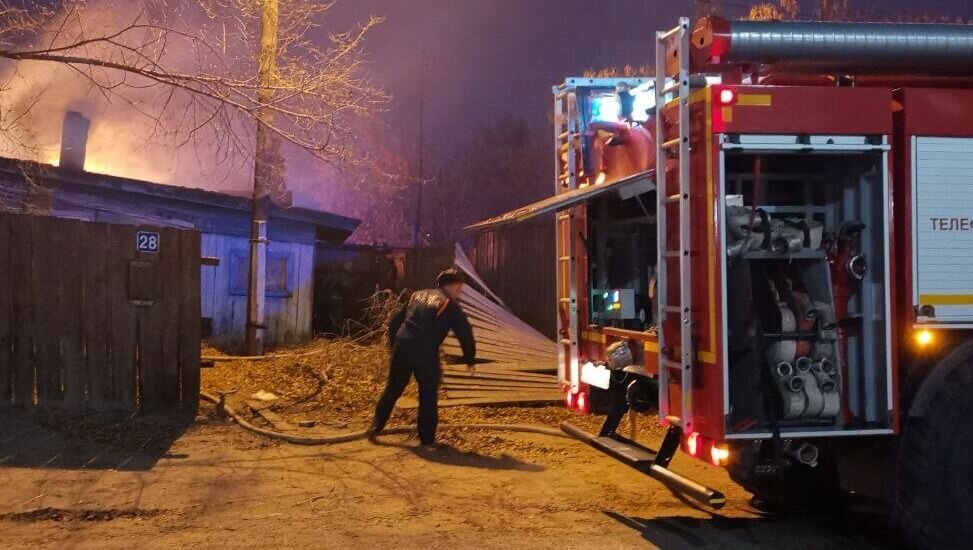    В Тюмени на улице Восстания, 28, загорелось двухэтажное деревянное здание, сообщает источник «Нашего города». На место инцидента прибыли расчет спасателей МЧС, огонь повредил крышу здания.