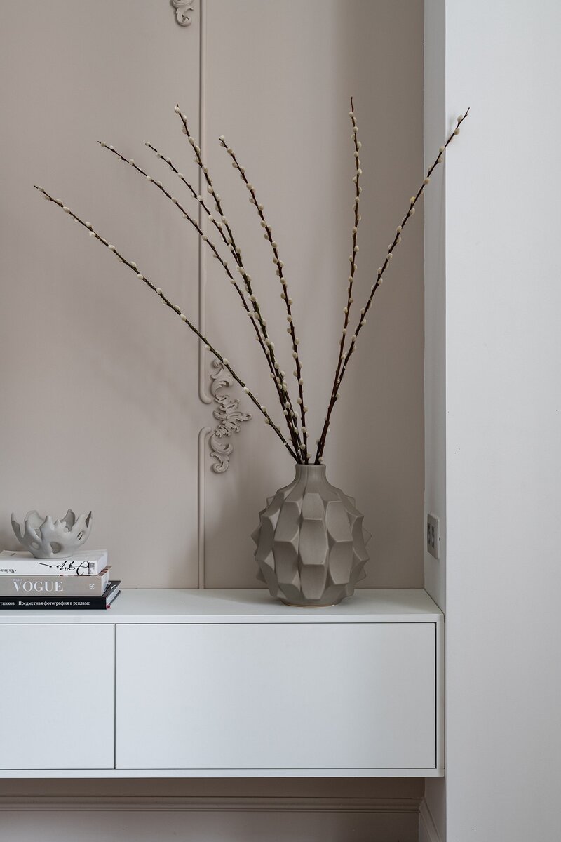 Так, спокойную отделку освежили гипсовыми молдингами с ажурной лепниной. Их выкрасили в цвет стенам, чтобы они не выглядели чересчур претенциозно на общем фоне.